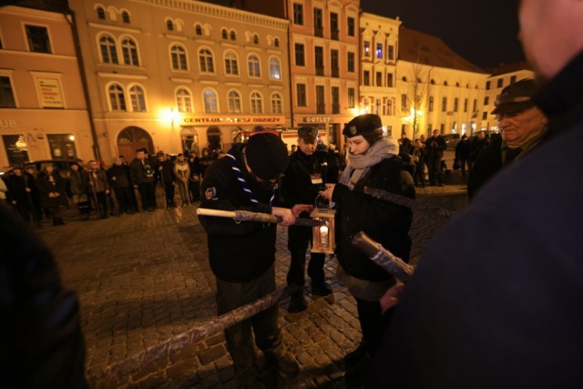 Przekazanie przez harcerzy Betlejemskiego Światła Pokoju na Rynku Nowomiejskim w Toruniu. Dla torunian odebrał je prezydent Michał Zaleski