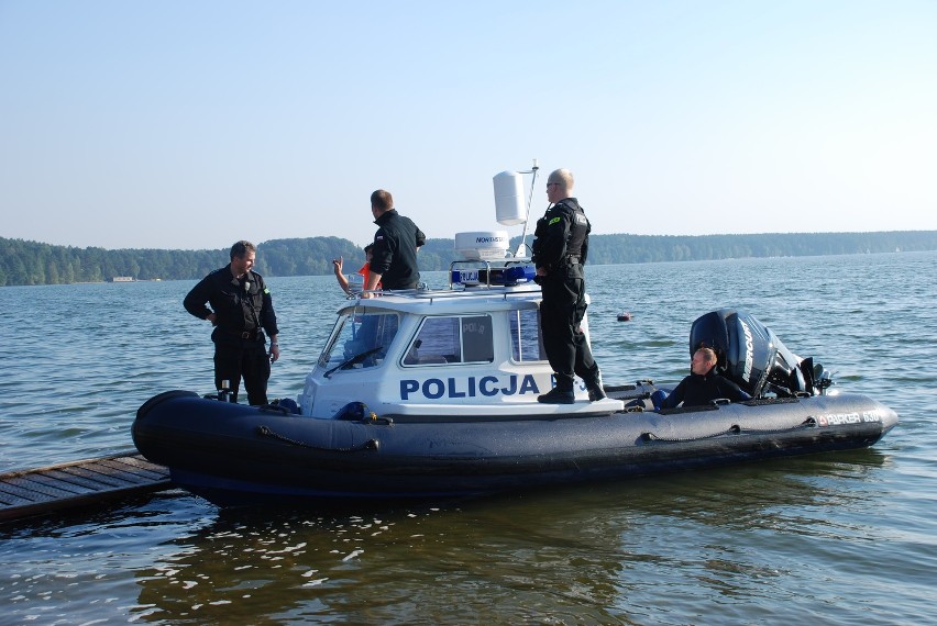 Chojnice. Policjanci, ratownicy i strażacy ćwiczyli ratowanie tonących wędkarzy (ZDJĘCIA)