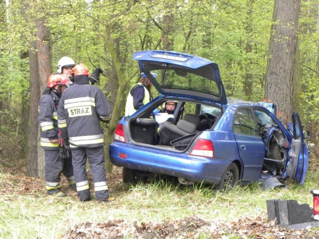Poważny wypadek w miejscowości Szałe. Samochód wypadł z drogi i uderzył w drzewo. Młody mężczyzna został przewieziony do kaliskiego szpitala.

WIĘCEJ: Poważny wypadek w Szałem