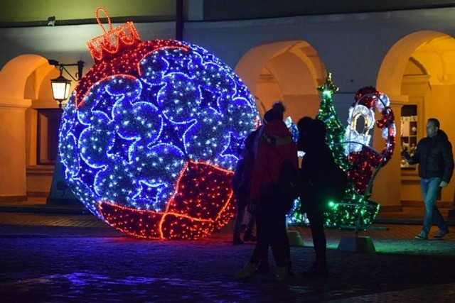 Na Rynku Wielkim w Zamościu - Świetlnej Stolicy Polski 2017 i 2018 - stanął świetlny labirynt o powierzchni 800 mkw. Można w nim znaleźć rzeźby w kształcie gwiazdkowych prezentów czy gwiazd oraz bombek. Iluminację można oglądać do lutego 2020 roku. Poza tym jak co roku przed ratuszem rozświetla się napis I love Zamość, stoi choinka, a na budynku magistratu wyświetlane są życzenia świąteczne. Można też korzystać ze sztucznego lodowiska.