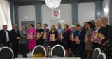 Nauczyciele i dyrektorzy opoczyńskich szkół odebrali nagrody burmistrza [ZDJĘCIA]