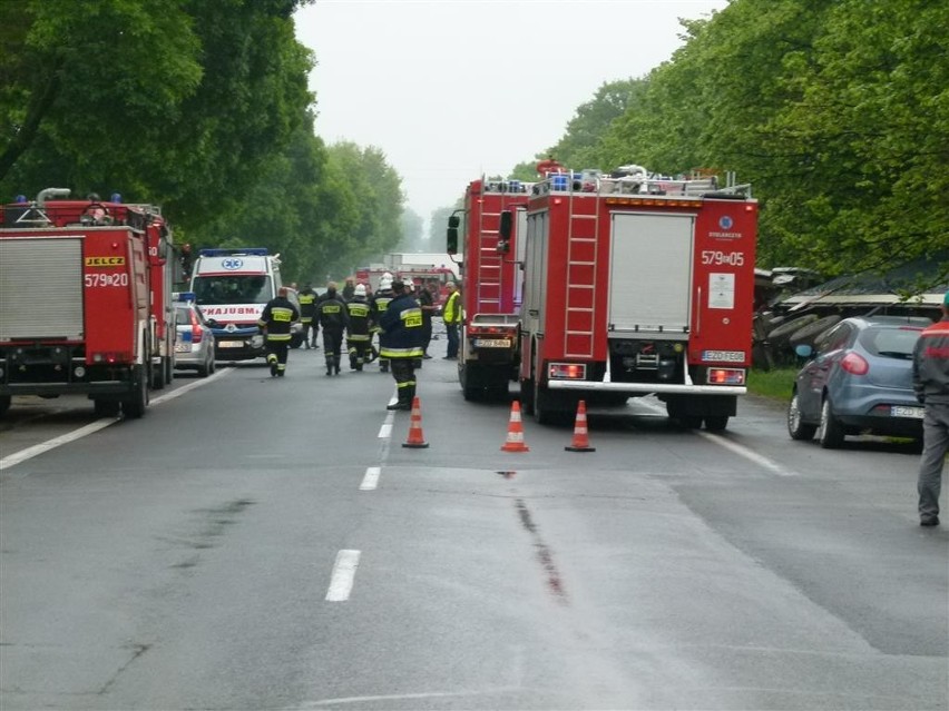 Wypadek w Michałowie pod Zduńską Wolą. 2 osoby nie żyją,7 jest rannych [zdjęcia film][Aktualizacja]