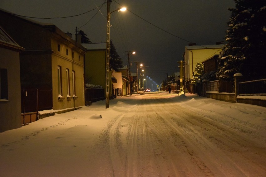 Ulice w Zduńskiej Woli na biało. Ślisko i zajeżdżony śnieg na Łaskiej i Kościelnej ZDJĘCIA