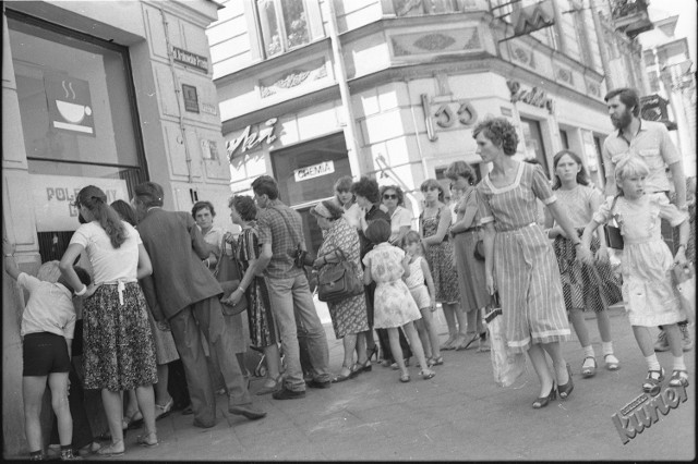 Kolejka do sklepu na Krakowskim Przedmieściu -1983 r.