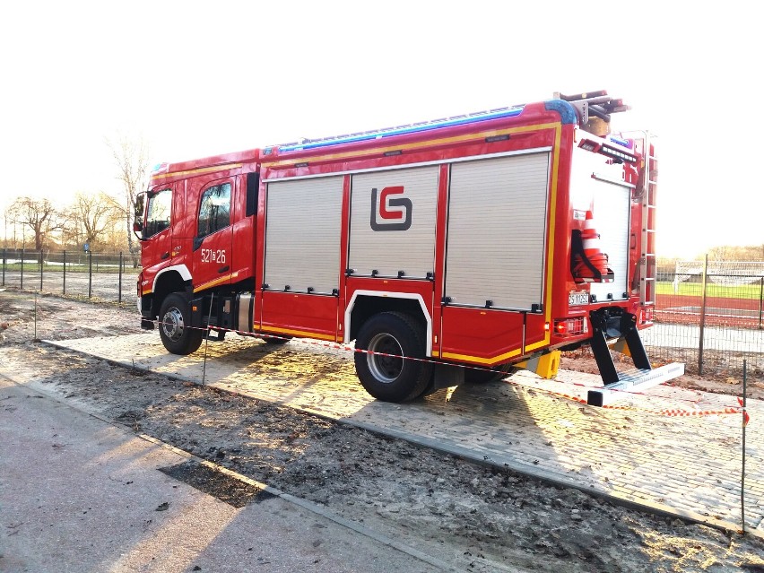 Okolica stadionu w Sławnie - tu działąją strażacy i służby miejskie