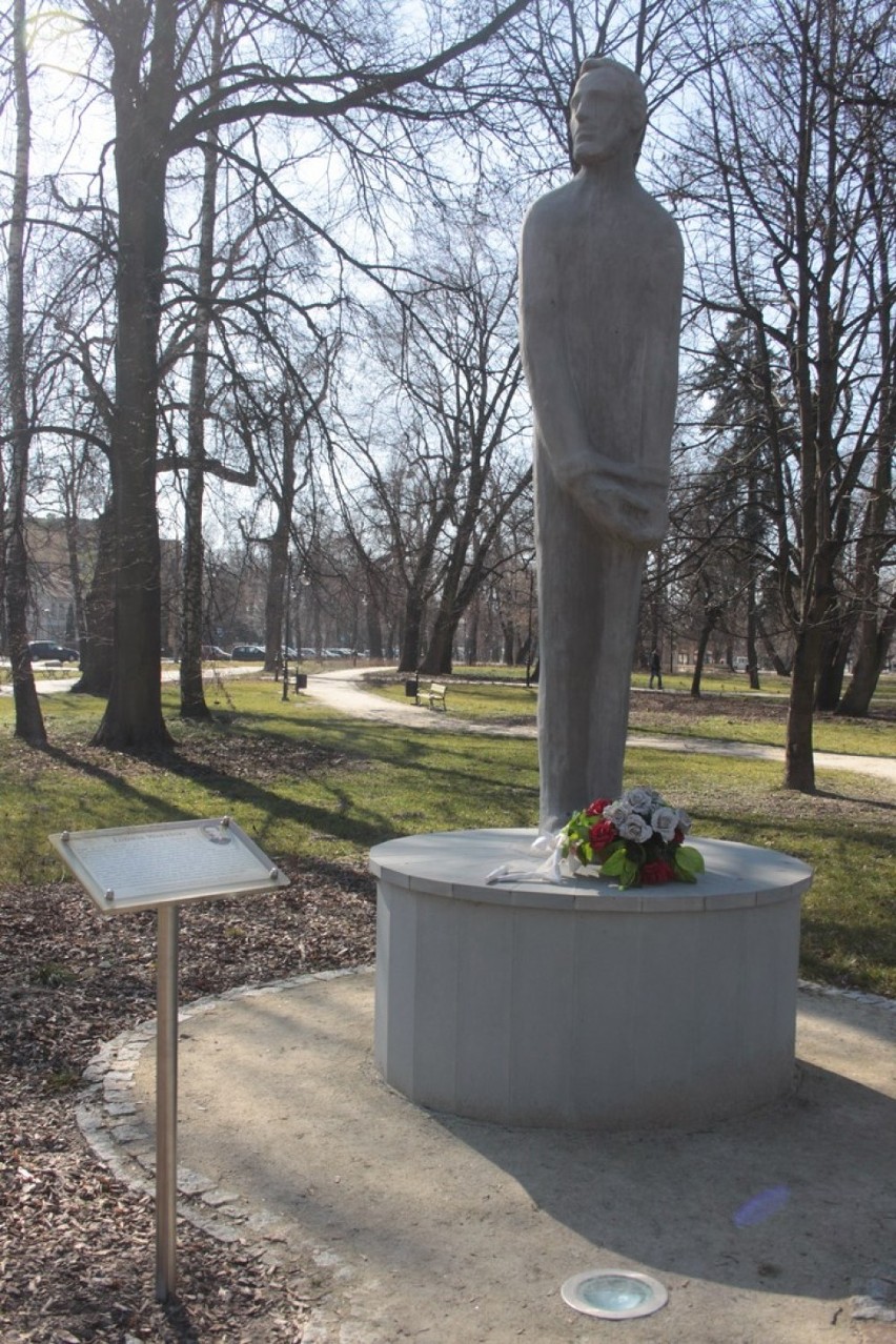 Puławski pomnik socjalisty dostał tabliczkę