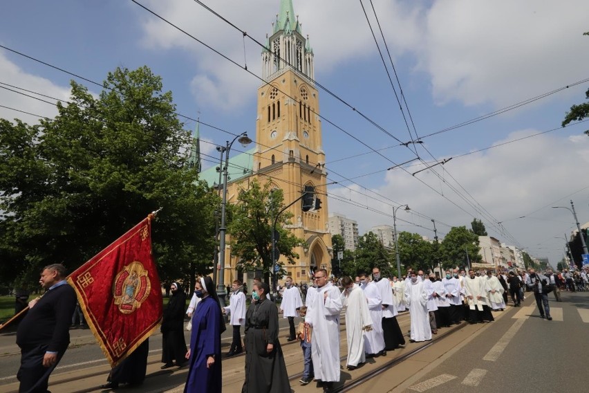 Coraz mniej mieszkańców regionu łódzkiego wyznaje katolicyzm...
