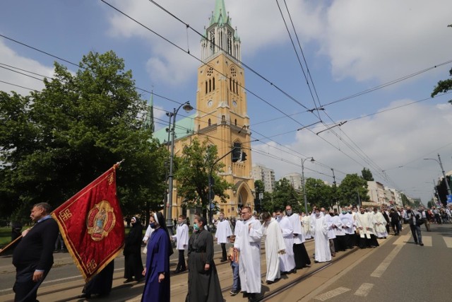 Coraz mniej mieszkańców regionu łódzkiego wyznaje katolicyzm i angażuje się w praktyki religijne. Za to wspólnoty prawosławne kwitną dzięki pracownikom zza wschodniej granicy. Coraz więcej jest też muzułmanów.

CZYTAJ DALEJ NA KOLEJNYM SLAJDZIE>>