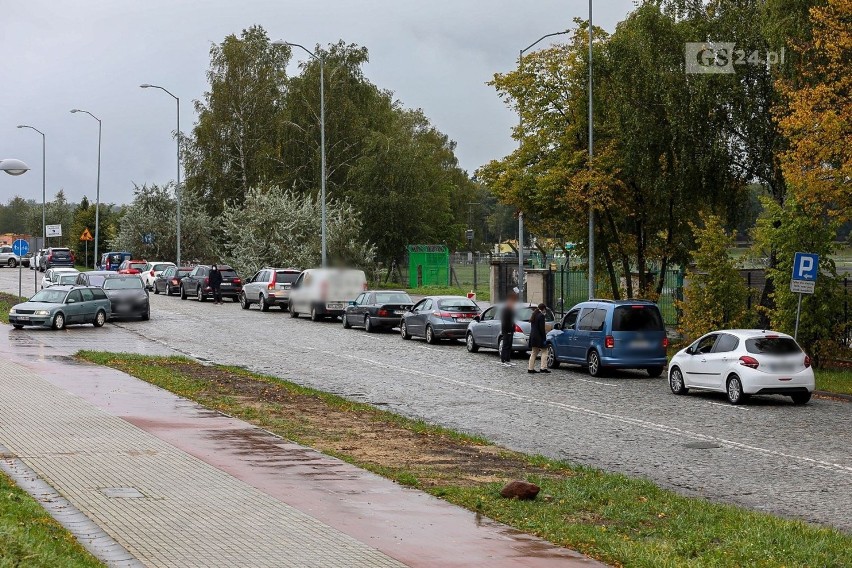 Kolejki do testów na koronawirusa przy ul. Szafera w...