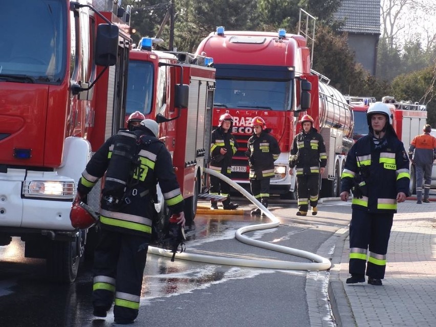 Ogień strawił dwa domy w Swoszowicach. Dzielna strażaczka zaczęła ewakuację domowników