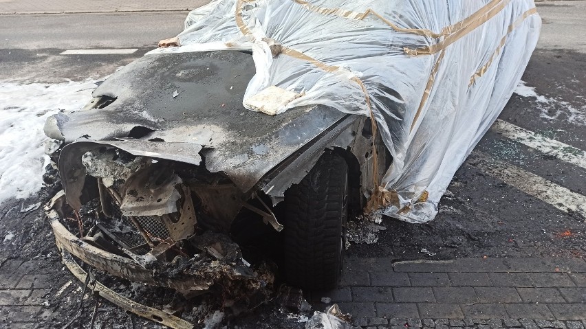 Pożar w Kaliszu. Luksusowe BMW poszło z dymem. Ponad 100 tysięcy złotych strat. ZDJĘCIA