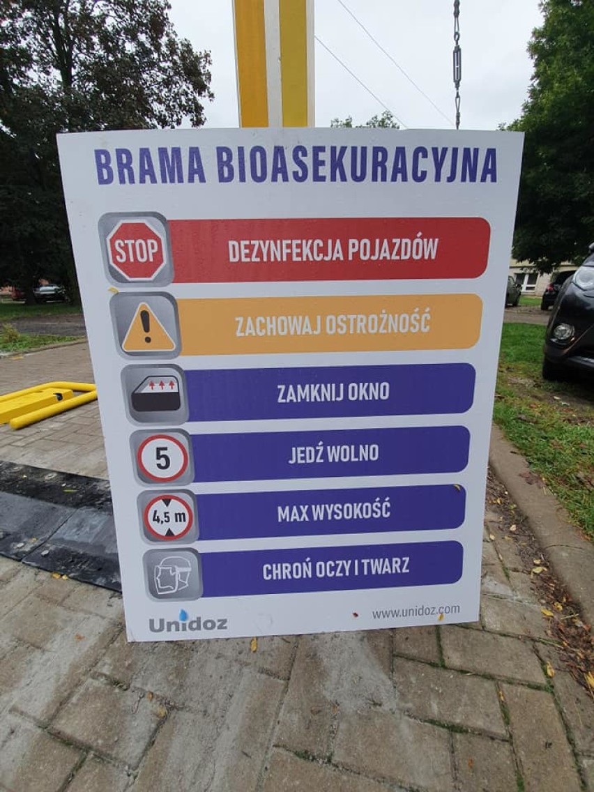 Brama bioasekuracyjna dla karetek stanęła przy Tomaszowskim Centrum Zdrowia [ZDJĘCIA]