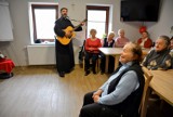 Ksiądz uczył śpiewu w Dziennym Domu Seniora w Olkuszu