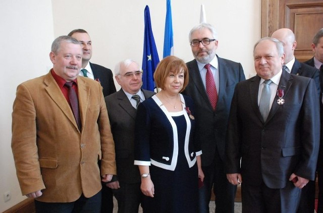 Od lewej: burmistrz Jerzy Strojny, Radosław Baranowski, Marian Świderski, Małgorzata Sokołowska, wojewoda Marek Skorupa i Zygmunt Listwan.