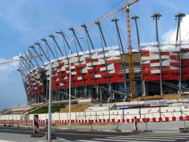 biało-czerwona elewacja Stadionu Narodowego