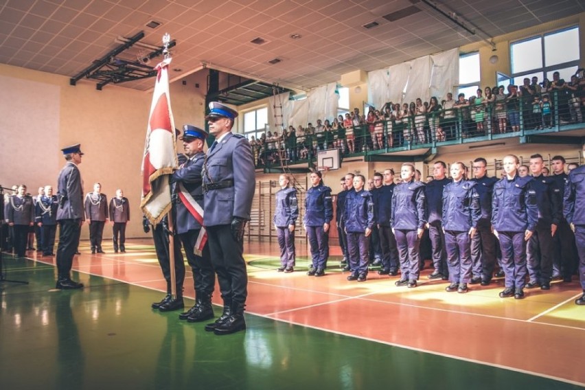 Bełchatów: Nowi policjanci w bełchatowskiej komendzie. Wczoraj złożyli ślubowanie