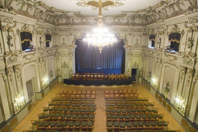 Główna sala Teatru Zdrojowego w Szczawnie-Zdroju przed rozpoczęciem remontu