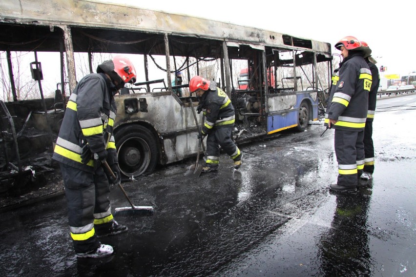 Autobus spalił się doszczętnie na DK 86 niedaleko M1 w Czeladzi [ZDJĘCIA i WIDEO]