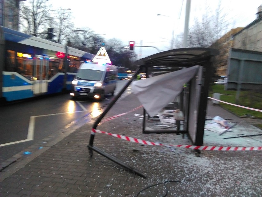 Auto wjechało w przystanek na Grabiszyńskiej. 3 osoby ranne (ZDJĘCIA)