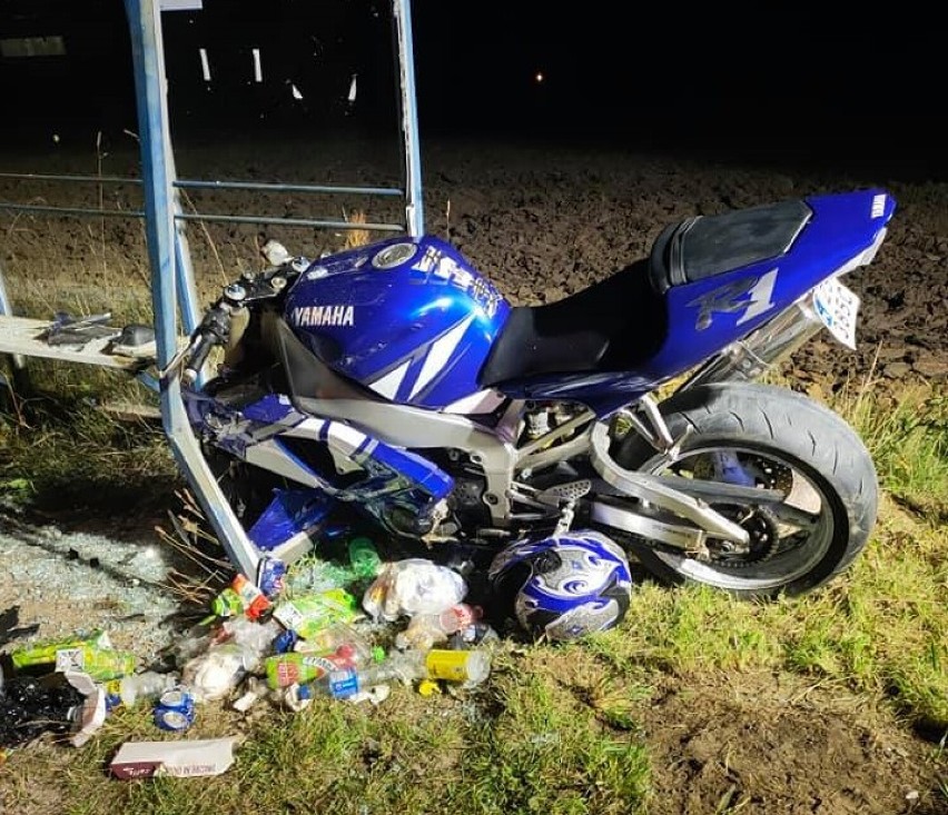 Pijany i bez uprawnień jechał motocyklem - rozbił się na przystanku autobusowym