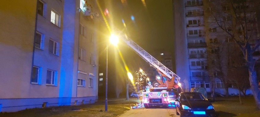 Nocna akcja strażaków w wieżowcu na Widzewie ZDJĘCIA