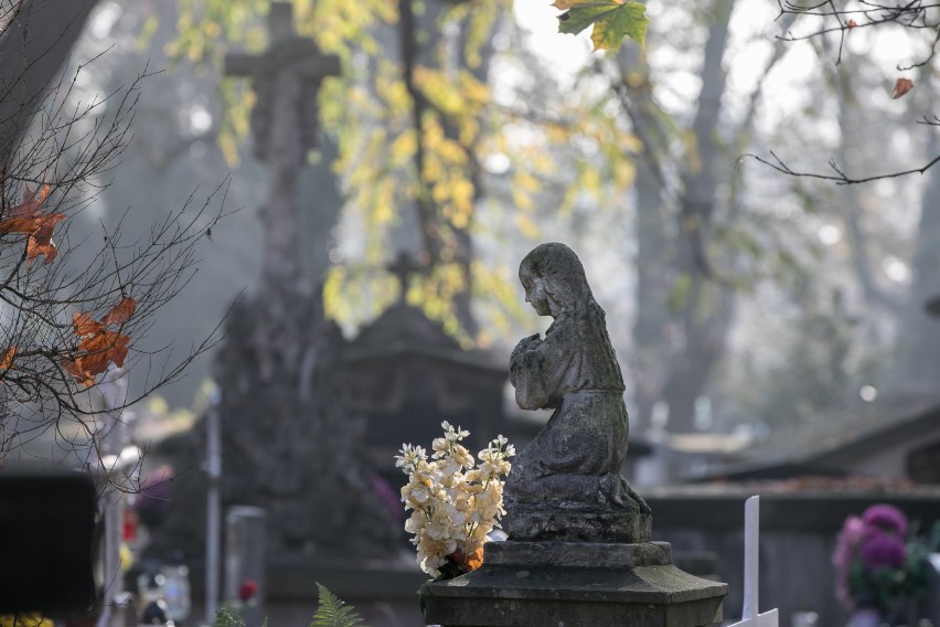 Wszystkich Świętych w Krakowie. Tłumy na cmentarzach, korki na drogach, tłok w autobusach [GALERIA]