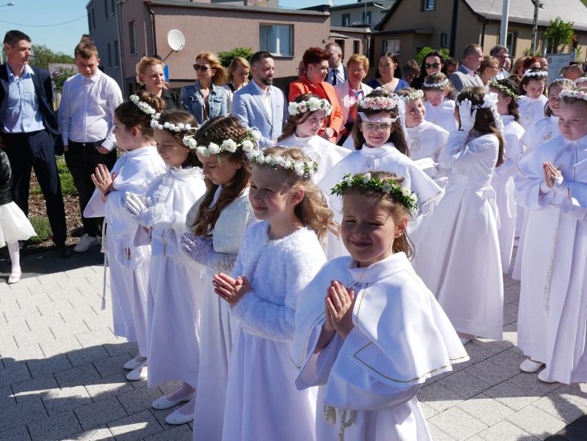 Pierwsza komunia święta w parafii pod wezwaniem świętego Mikołaja Biskupa w Skokach. Grupa 1