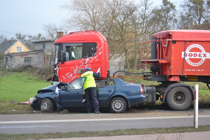 Wypadek w Tychnowach. Ciężarówka zderzyła się z samochodem osobowym