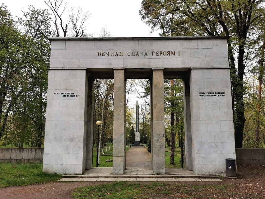 Będzie dekomunizacja cmentarza żołnierzy radzieckich? Prezydent zwrócił się do IPN-u. ZDJĘCIA