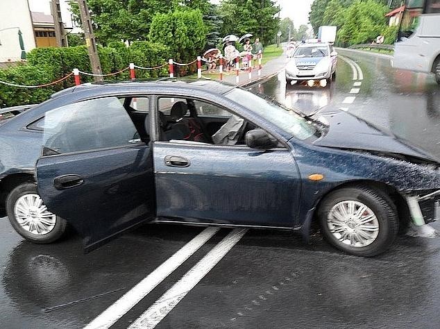 Kierowca bmw doznał obrażeń i został przewieziony do...