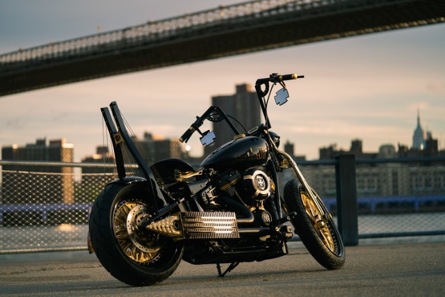 Motocykl Nowy Jork – Rzeszów, bo tak brzmi jego pełna nazwa, to unikatowy Harley-Davidson Street Bob typu custom inspirowany Nowym Jorkiem oraz Rzeszowem.