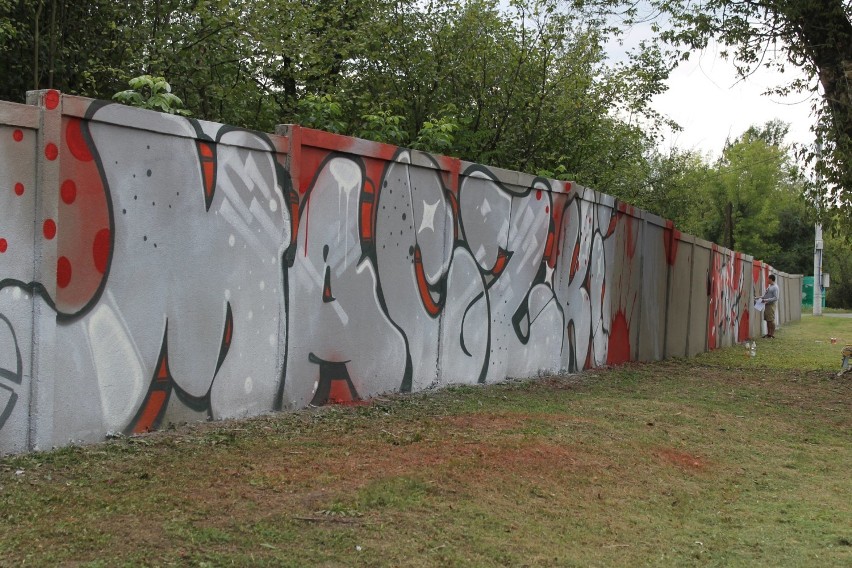 Mural w Maczkach na murze Wodociągów ZDJĘCIA