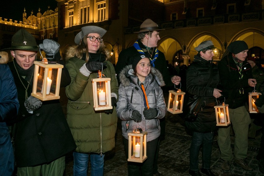 Betlejemskie Światełko Pokoju dotarło do Krakowa [ZDJĘCIA]