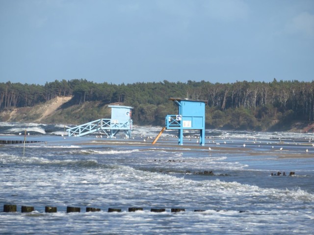 Prognozuje się, że najbliższe dni będą przebiegały pod znakiem deszczowej i wietrznej aury. W Ustce dominować będzie sztormowa pogoda. Zobacz fotogalerię z usteckiej plaży. Przeczytaj także: Ostrzeżenie IMGW: nadciąga niż Ignacy

