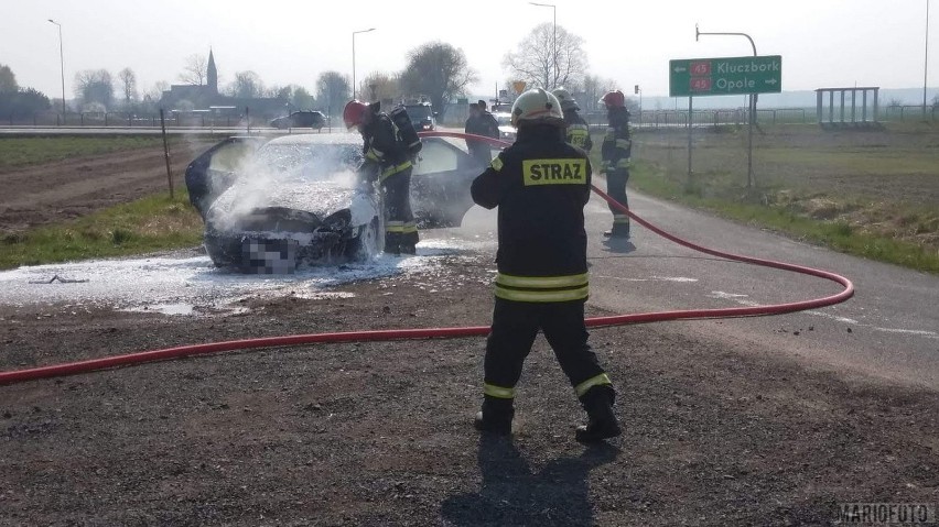 Kierowca citroena zjechał w boczną drogę i wezwał pomoc. Na...