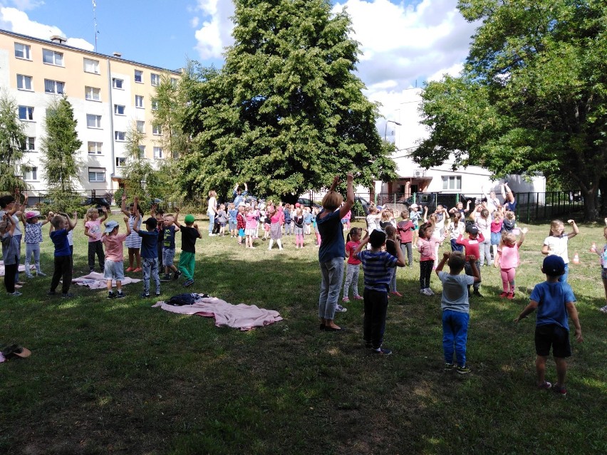 Wakacyjny dyżur na sportowo w "Tęczowym Przedszkolu" Publicznym Przedszkolu nr 2