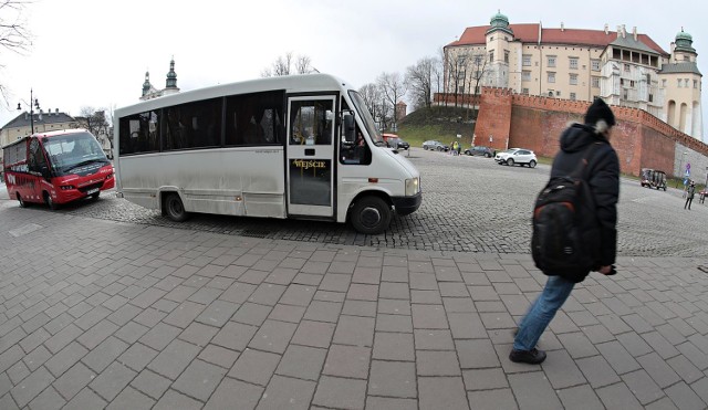 ZIKiT rozważa zlecenie kontroli miejsc postoju autokarów kontrolerom strefy płatnego parkowania