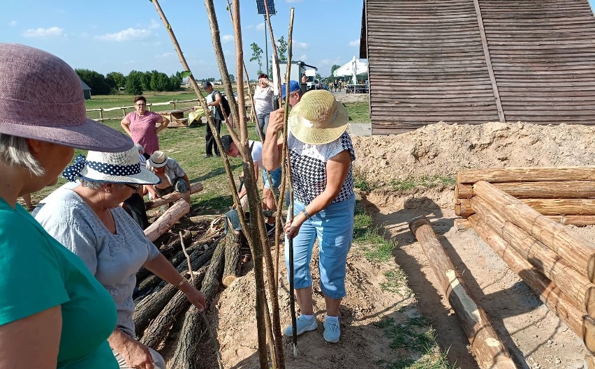  To będzie kolejna atrakcja turystyczna. Rozpoczęła się budowa chaty słowiańskiej w Horodysku nad zalewem Maczuły. Zobacz zdjęcia