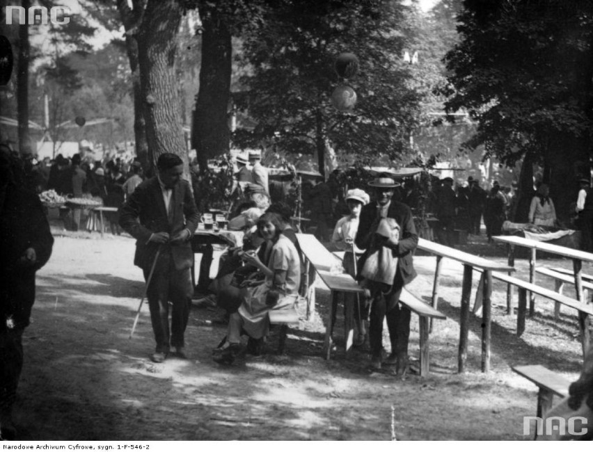 Grupa osób podczas posiłku.

Zdjęcie z 1925 roku.

Czytaj...