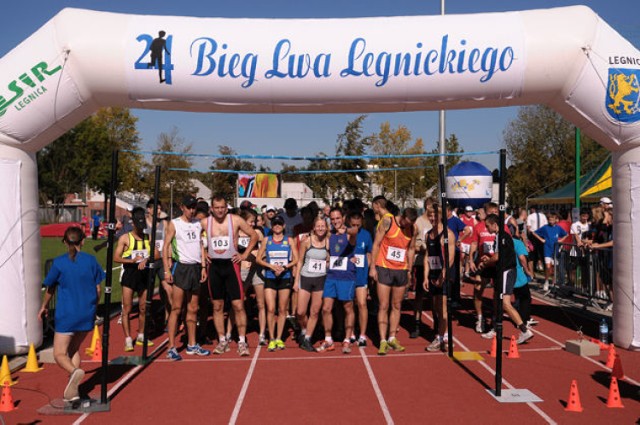 W 24. edycji Biegu Lwa Legnickiego wzięło udział przeszło czterystu zawodnik&oacute;w. Bieg gł&oacute;wny rozegrano na dystansach 7 km dla kobiet i 15 km dla mężczyzn. Fot. Piotr Florek
