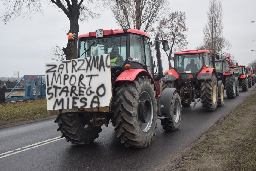 Wyjechało ponad 50 ciągników. Rolnicy protestują i są...