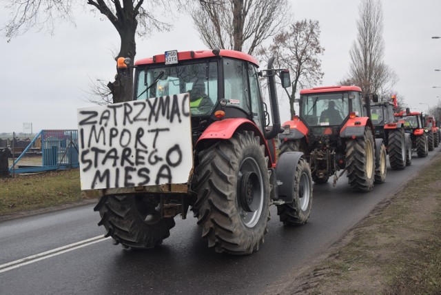 Wyjechało ponad 50 ciągników. Rolnicy protestują i są utrudnienia na "piątce"