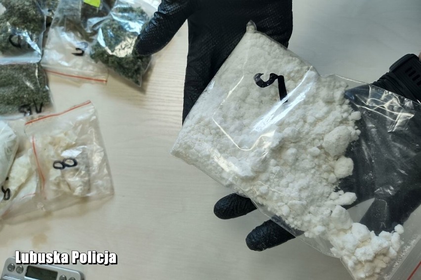 Łącznie policjanci ujawnili ponad pół kilograma narkotyków...