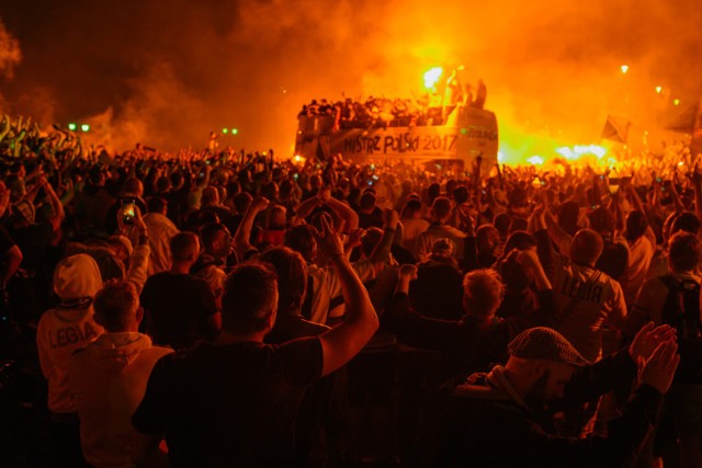 Tysiące osób i szalona noc na starówce. Tak kibice Legii świętowali  mistrzostwo Polski [ZDJĘCIA] | Warszawa Nasze Miasto