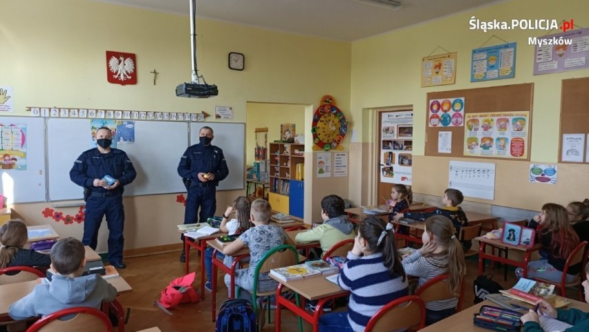 Policjanci rozmawiali z trzecioklasistami o bezpieczeństwie w internecie ZDJĘCIA