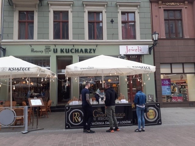 Restauracja "U Kucharzy" kusi kandydatów do pracy nie tylko godną pensja, ale i całkiem długą listą bonusów.