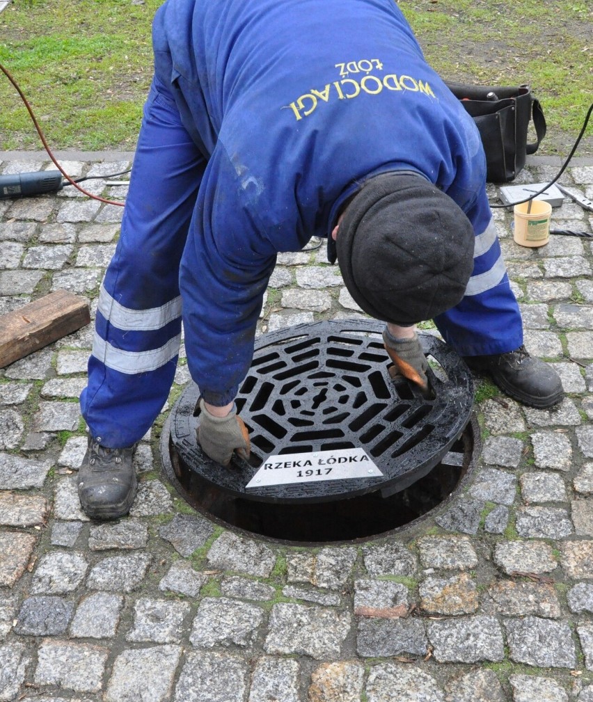 Płynącą pod ziemia rzekę Łódkę można podglądać przez...