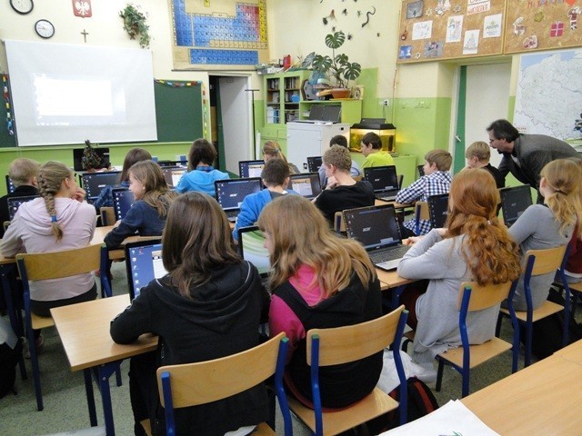 Radlin: Program &quot;Cyfrowa szkoła&quot; już ruszył. Dzieci korzystają z laptopów, zamiast książek