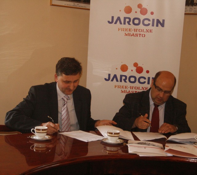 Umowę na dostawę dwóch nowych autobusów marki Irisbus podpisali w środę Grzegorz Mirkiewicz, prezes Jarocińskich Linii Autobusowych i Radosław Pankau, pełnomocnik firmy Lider Tradnig.