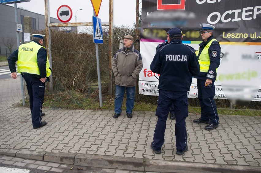 Ktoś wjechał w płot na Spółdzielczej, zostawił tylko tylną lampę